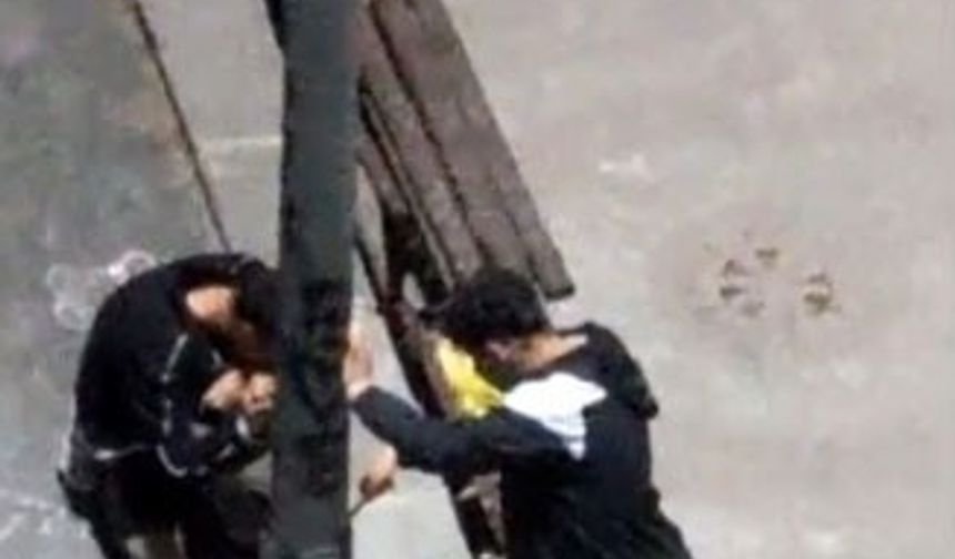 Sultangazi’de gençler aydınlatma direğini kırarak elektriği kesmeye çalıştı