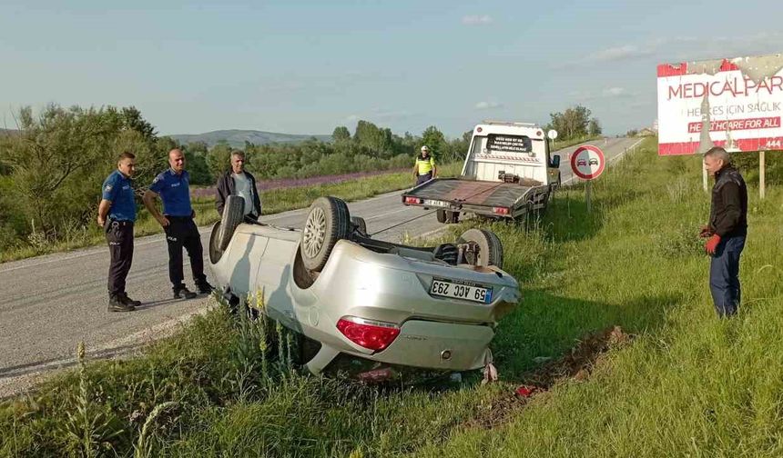 Takla atan araçtan yara almadan kurtuldu