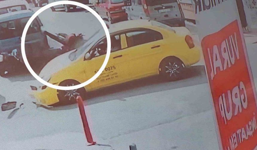 Taksinin motosikletli kuryeye çarptığı kaza kamerada: 1 yaralı