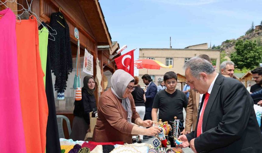 Talas’ta bu pazar "Maharetli Eller" var