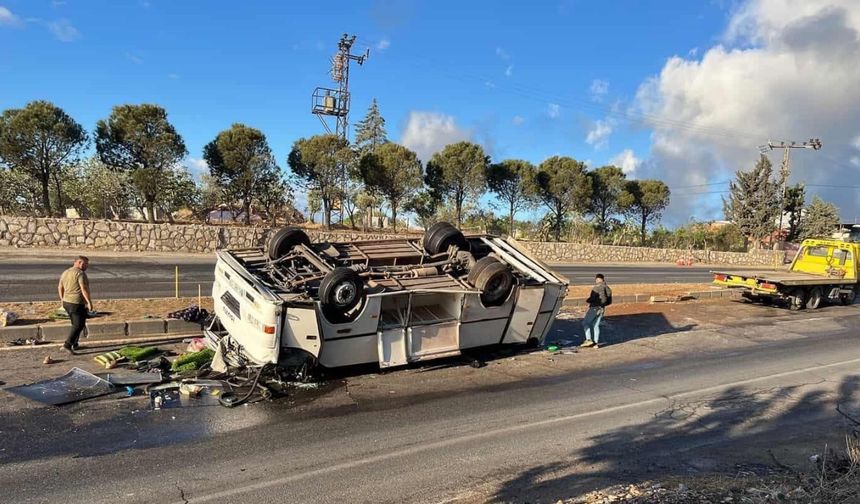 Tarım işçilerini taşıyan servis midibüsü ters döndü: 25 yaralı