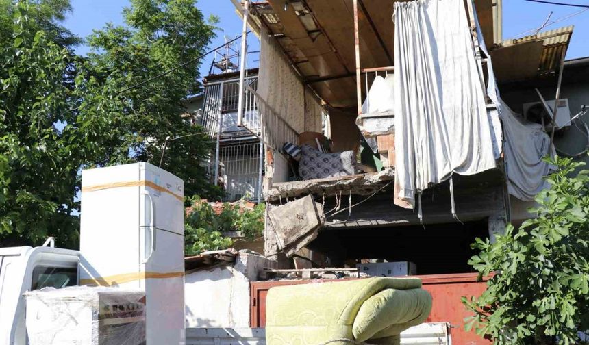 Taşıma işlemi yapılan evin balkonu çöktü: 3 yaralı