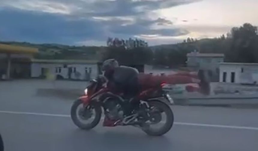 Tehlikeli akım, motosikleti yüzüstü yatarak sürdü