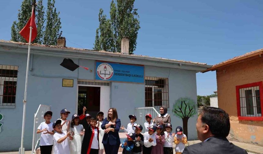 Tek kişilik mezuniyete vali katıldı