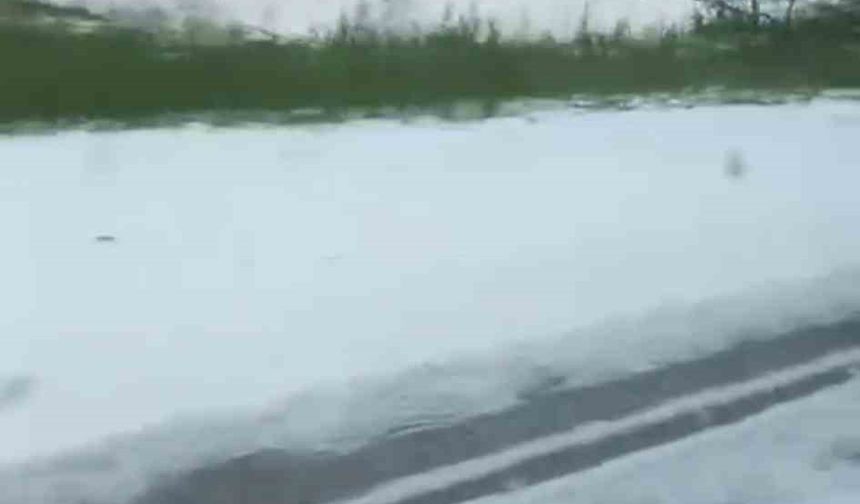Tokat’ta dolu nedeniyle araziler beyaza büründü