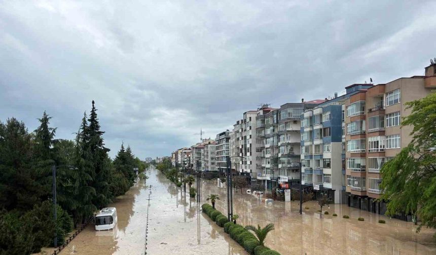 Trabzon’da eski devlet sahil yolu sular altında
