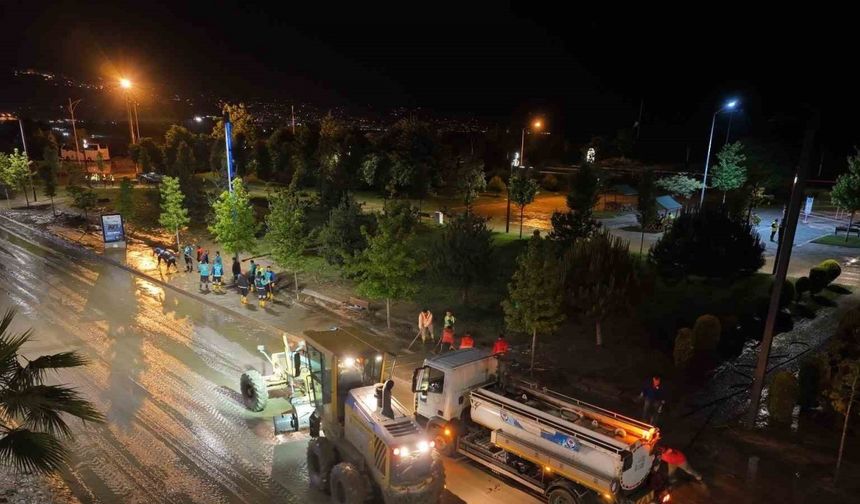 Trabzon’da sel ve su baskınları sonrası temizlik çalışmaları gecede sürüyor