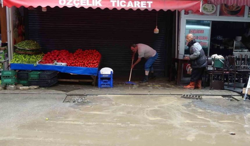 Trabzon’da sular çekilmeye, esnaf da temizliğe başladı