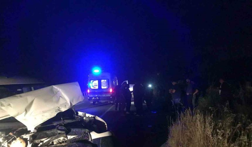 Traktör ile hafif ticari araç çarpıştı: 4 yaralı