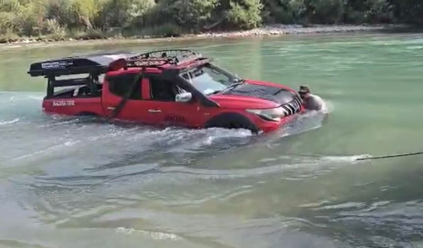 Tunceli’de Munzur Çayı’na uçan araç ekipler tarafından çıkarıldı