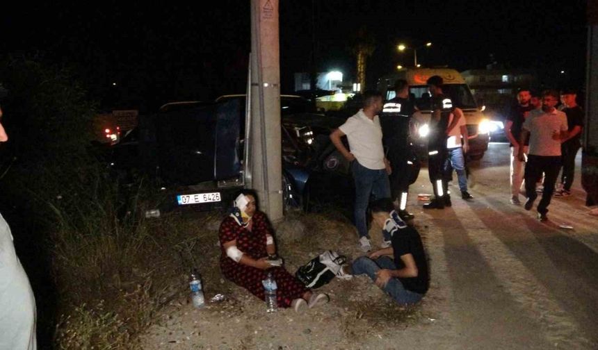 Tur aracıyla çarpışan Tofaş’taki 3 kişi yaralandı