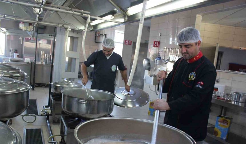 Turgutlu’da ’Sizden gelen bağışlarla aş olalım sofralara’ kampanyası devam ediyor