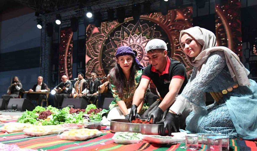 Urfa’nın siyah gülü ile Isparta’nın pembe gülü buluştu