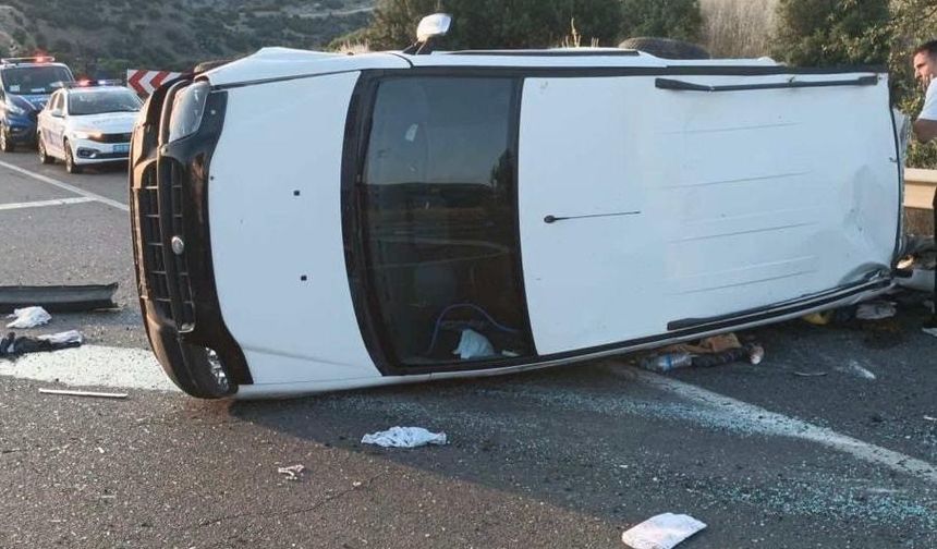 Uşak’ta hafif ticari aracın devrildi: 1 ölü, 4 yaralı