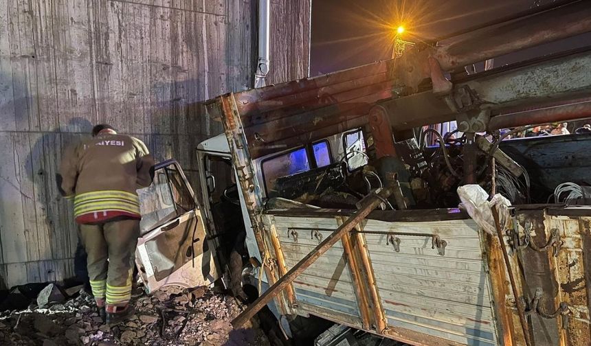Üst geçit duvarına çarpan kamyondaki 2 kişi yaralandı
