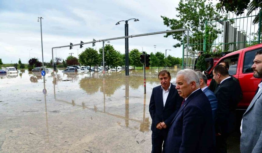 Vali Aziz Yıldırım:  "Bir kaybımız var inşallah canlı olarak ulaşırız"