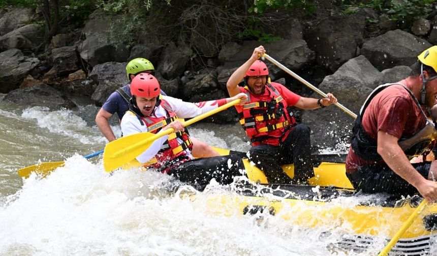 Vali Mustafa Çiftçi bu defa coşkun sularda rafting yaptı