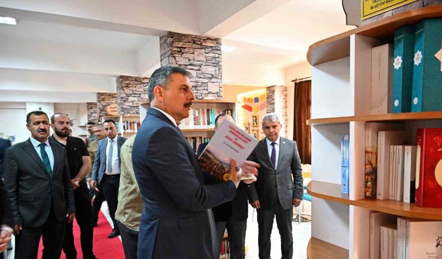 Vali Mustafa Çiftçi, kütüphanede kitapları bizzat kendisi raflara dizdi
