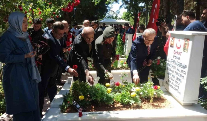 Vali Yavuz ve protokol şehitliği ziyaret etti