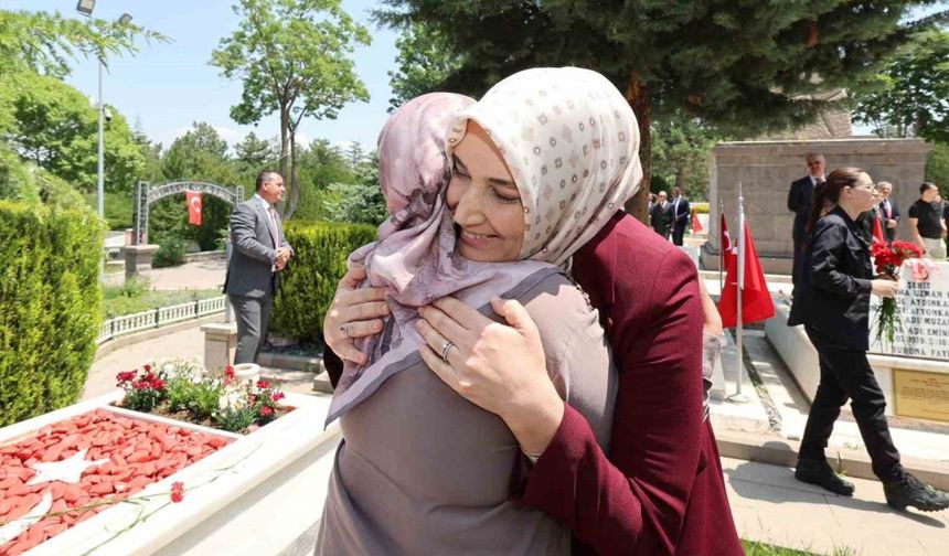 Vali Yiğitbaşı ve protokolden şehitlikleri bayram ziyareti