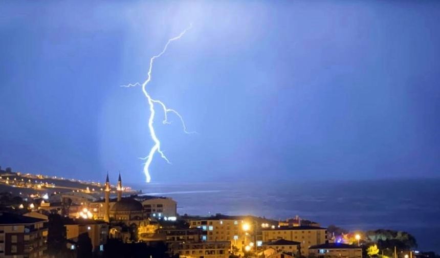 Van Gölü’ne düşen yıldırımlar görsel şölen oluşturdu