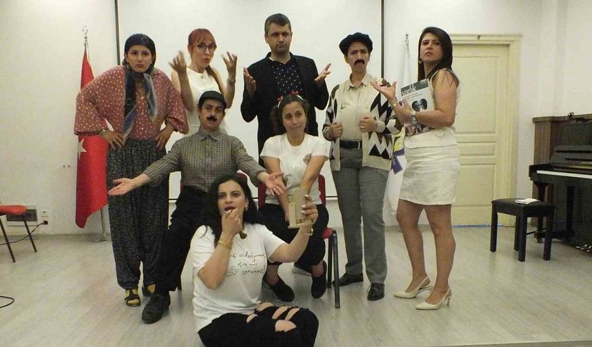 Velilerin kurduğu "Çocuklar Derse Biz Sahneye" topluluğu sahnelediği "Ah Şu Gençler" adlı oyunla büyük beğeni topladı.