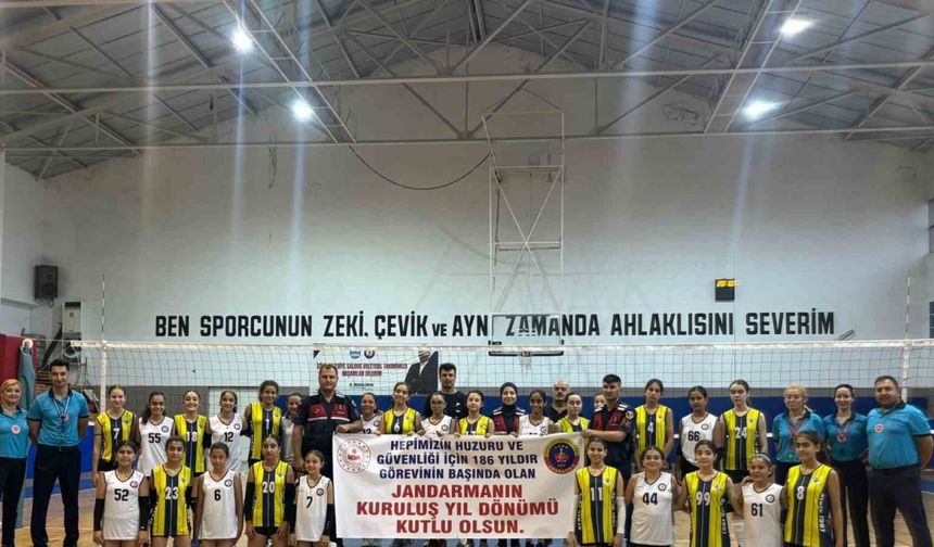 Voleybolcular, jandarmayı unutmadı