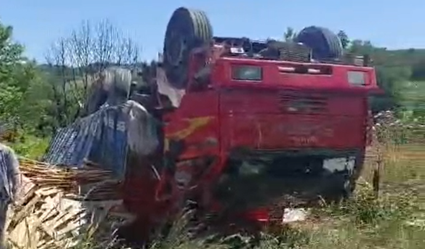 Yalova’da freni boşalan kamyon ters devrildi: 1 yaralı