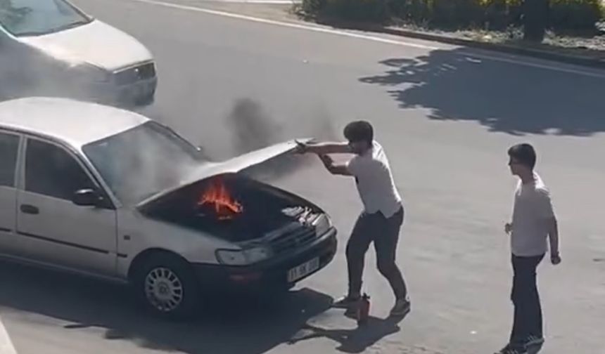 Yanan otomobili duyarlı vatandaşlar söndürdü