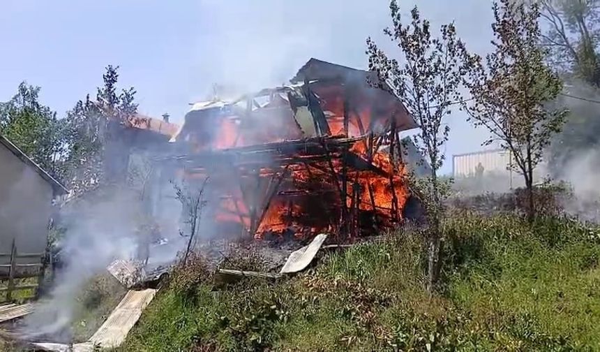 Yayla evi alev alev yandı