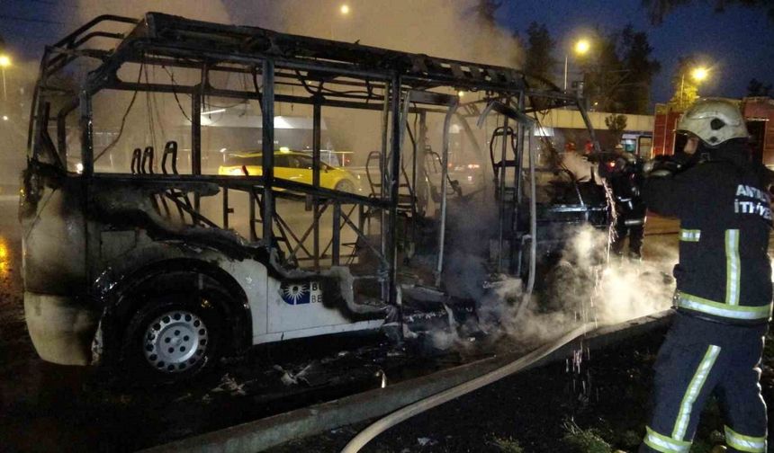 Yolcu minibüsü alev alev yandı, yangına müdahale etmeye çalışan sürücü yaralandı