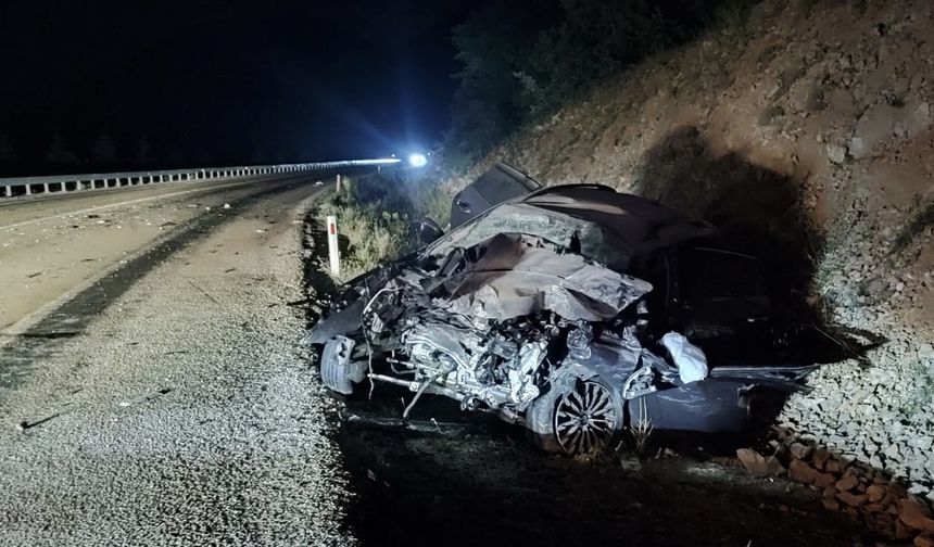 Yolcu otobüsü ile otomobil çarpıştı: 1 ölü, 8 yaralı