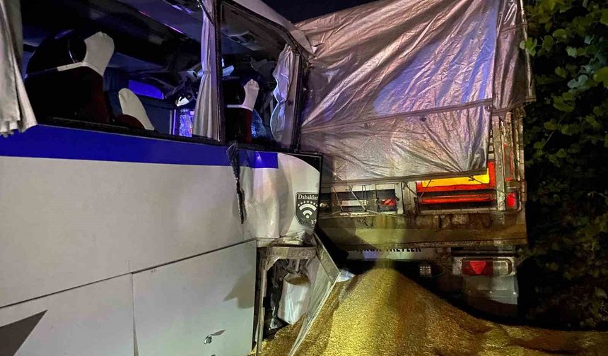 Yolun kenarında duran tıra işçi servisi çarptı