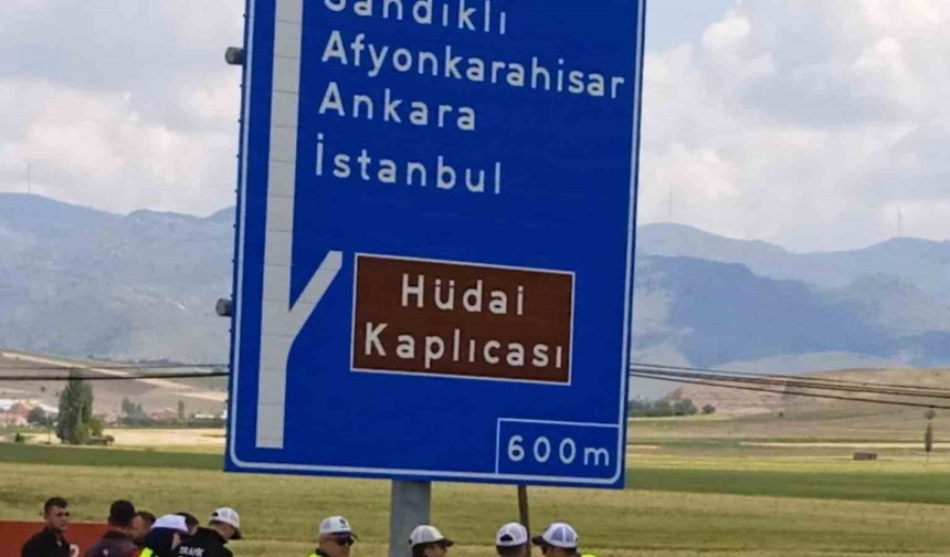 Yön tabelasına çarpan otomobil sürücüsü yaralandı