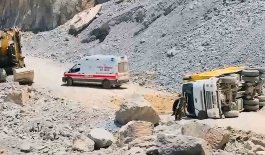 Yüksekova kamyon devrildi: 1 yaralı