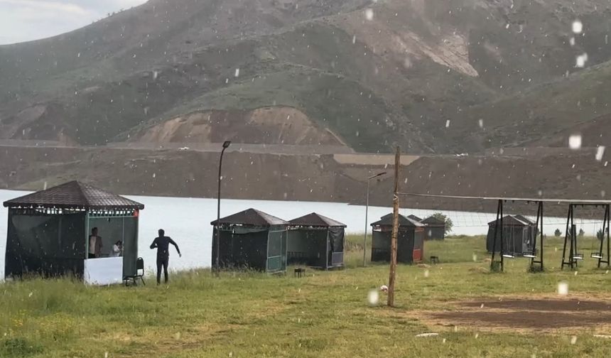 Yüksekova’da sağanak yağış etkili oldu