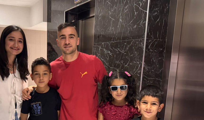 Yunus Akgün, köy okulundaki öğrencileri gönderdiği formalarla sevindirdi