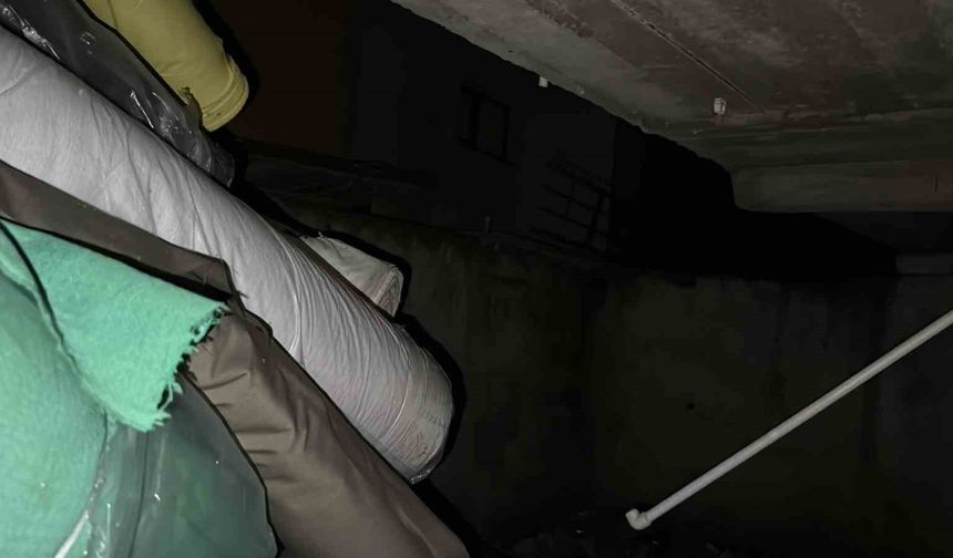 Zeytinburnu’nda 4 katlı binanın arka cephesindeki duvar yıkıldı