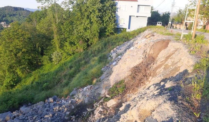 Zonguldak’ta 20 köyü birbirine bağlayan yolda yeni heyelan riski