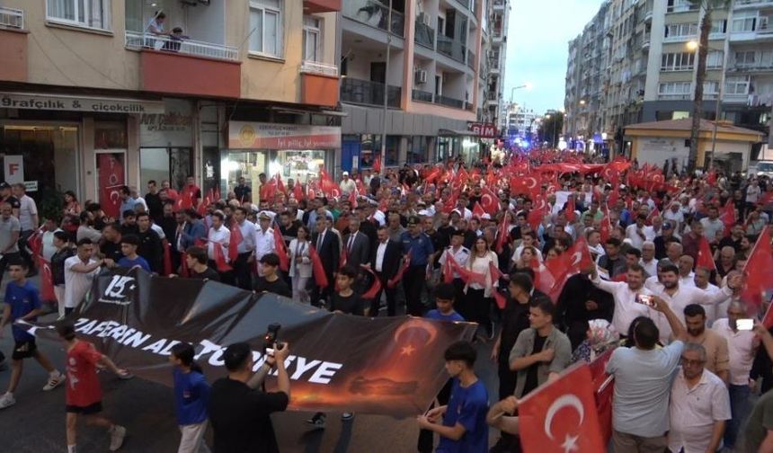Mersin’de 15 Temmuz anma yürüyüşü düzenlendi, demokrasi nöbeti tutuldu