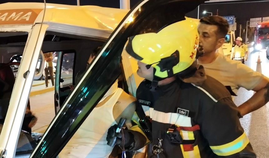 Araçta sıkışan sürücüyü itfaiye kurtardı