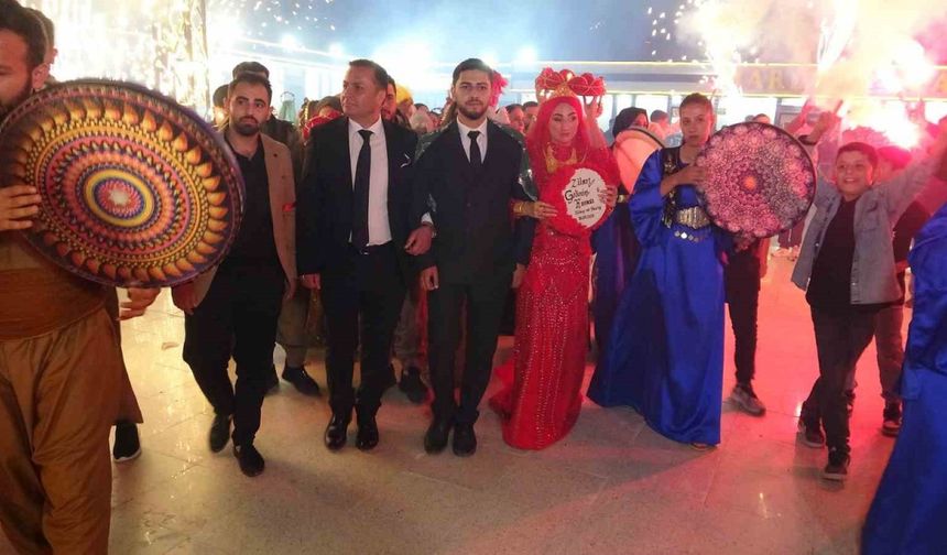 Aşiret düğününde damada 7 buçuk milyon, geline 1 buçuk kilo altın takıldı