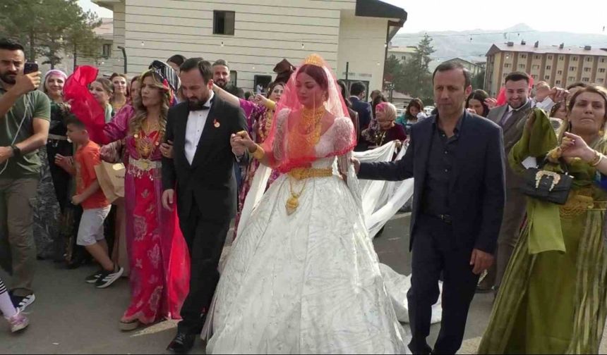 Aşiret mensubu başkana görkemli düğün