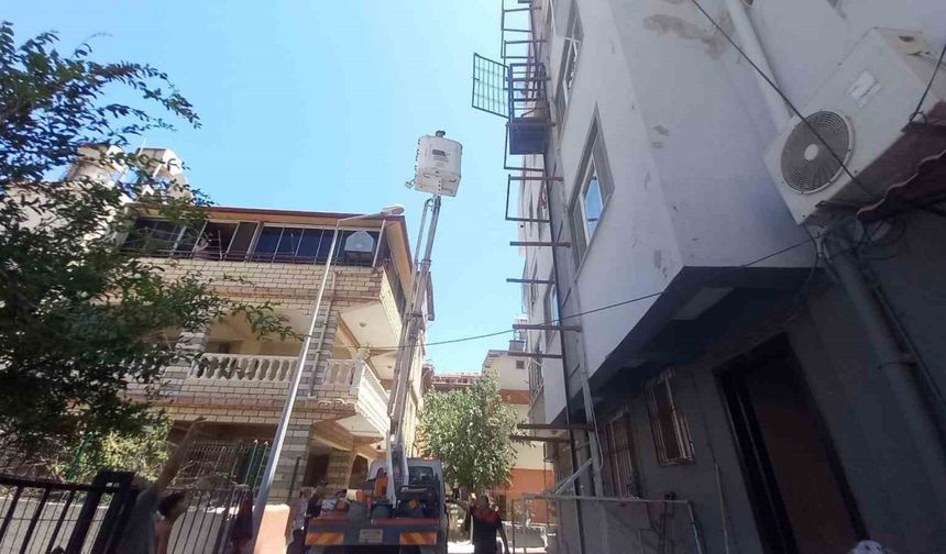 Binanın dışında bulunan asansörde mahsur kalan yaşlı kadını itfaiye kurtardı