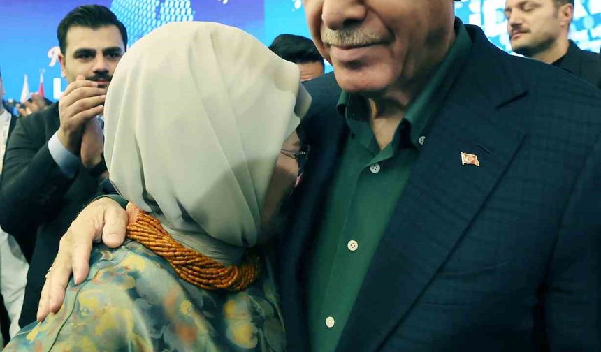 Emine Erdoğan, Cumhurbaşkanı Erdoğan’ın konuşması sırasında duygulandı