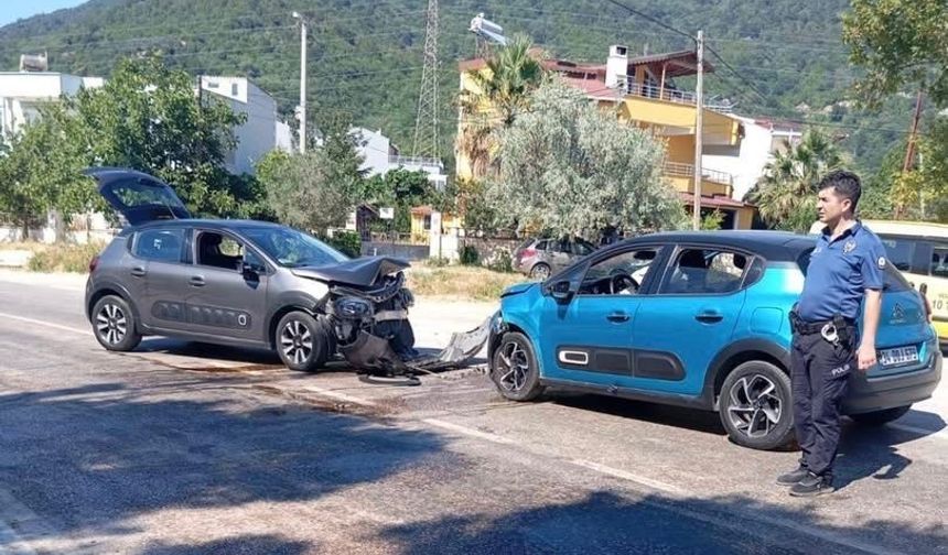 Erdek’te iki araç kafa kafaya çarpıştı: 5 yaralı