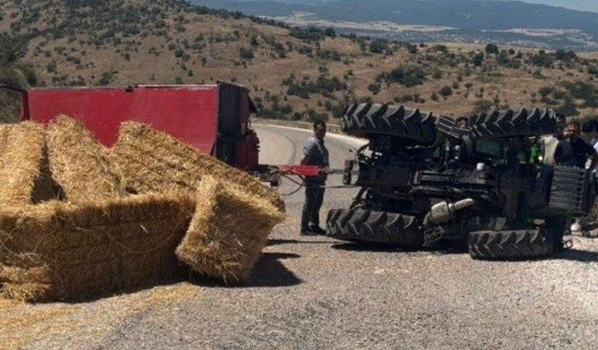 Gönen’de saman yüklü traktör devrildi