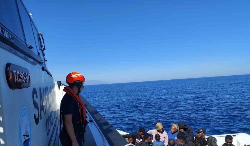 İzmir açıklarında 16 kaçak göçmen yakalandı