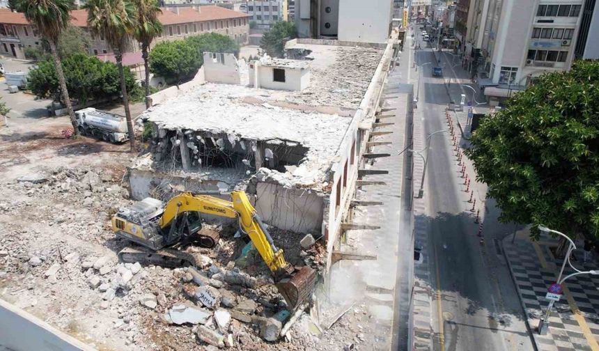 Mersin’de eski öğretmenevinin yıkımı gerçekleştirildi