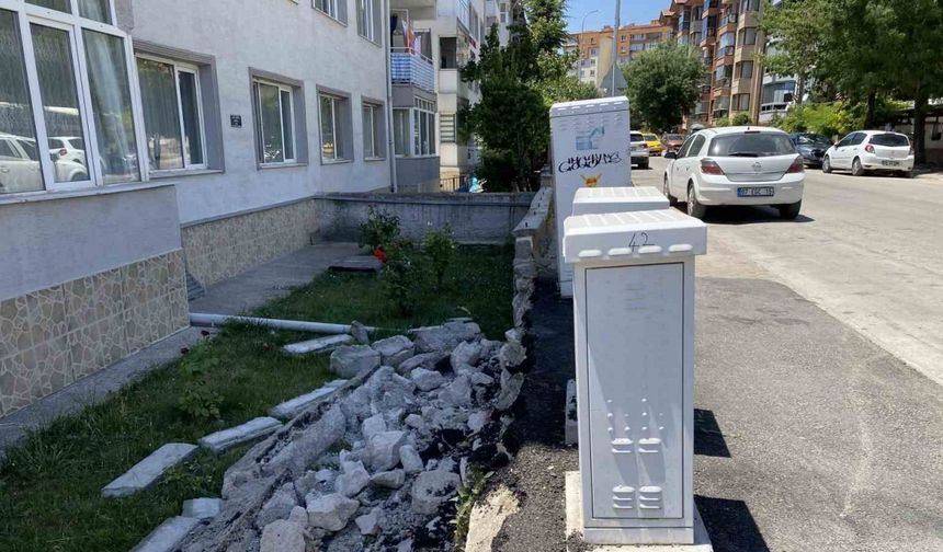Pazarcıların kaldırıma park ettiği kamyonlar nedeniyle bahçe duvarı yıkıldı